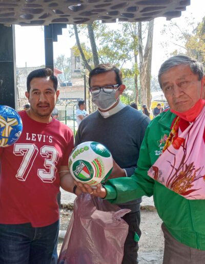 Recibiendo donativo de balones