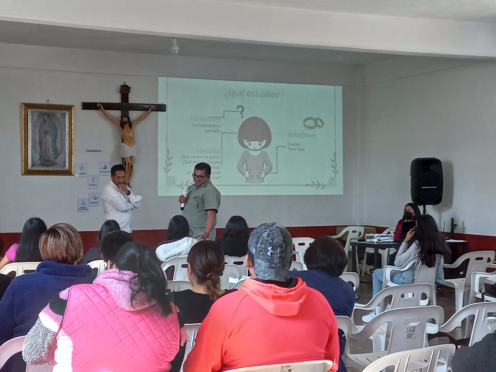Papás participando en las pláticas de quinceañeras